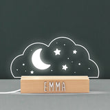 Imagen de la lámpara personalizada en forma nube, creando un ambiente mágico en la habitación del bebé con dibujitos de una luna y estrellitas
