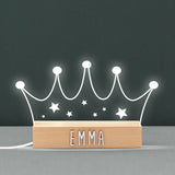 Imagen de la lámpara personalizada en forma de corona con estrellitas, creando un ambiente mágico en la habitación del bebé
