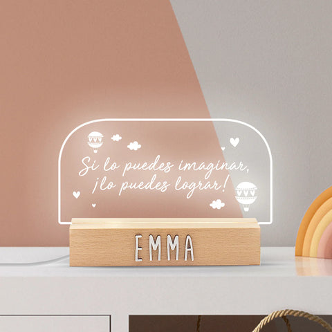 Imagen de la lámpara LED personalizada 'Si lo puedes imaginar' con diseño de nubecitas, corazones y globitos aerostáticos, brindando una atmósfera mágica y creativa en la habitación del bebé