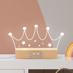 Imagen de la lámpara personalizada en forma de corona con estrellitas, creando un ambiente mágico en la habitación del bebé