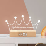 Imagen de la lámpara personalizada en forma de corona princesa, creando un ambiente mágico en la habitación del bebé