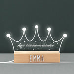 Imagen de la lámpara personalizada en forma de corona príncipe, creando un ambiente mágico en la habitación del bebé